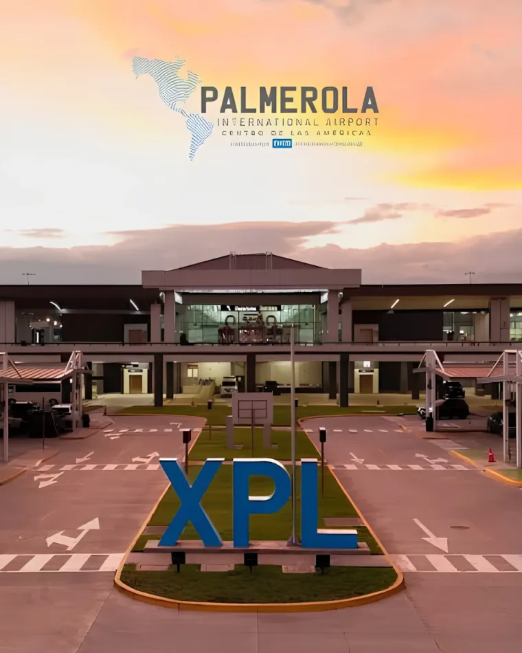 Fachada del Aeropuerto Internacional Palmerola con el letrero XPL, al atardecer