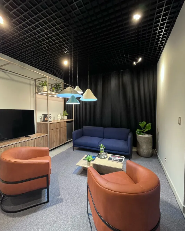 Lounge de clientes de BMW con sillones de cuero y cielo reticulado negro