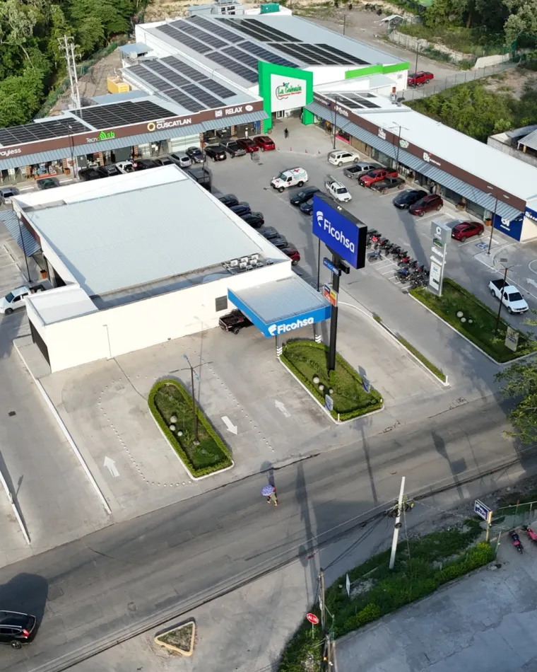 Vista aérea de City Plaza con paneles solares en los techos